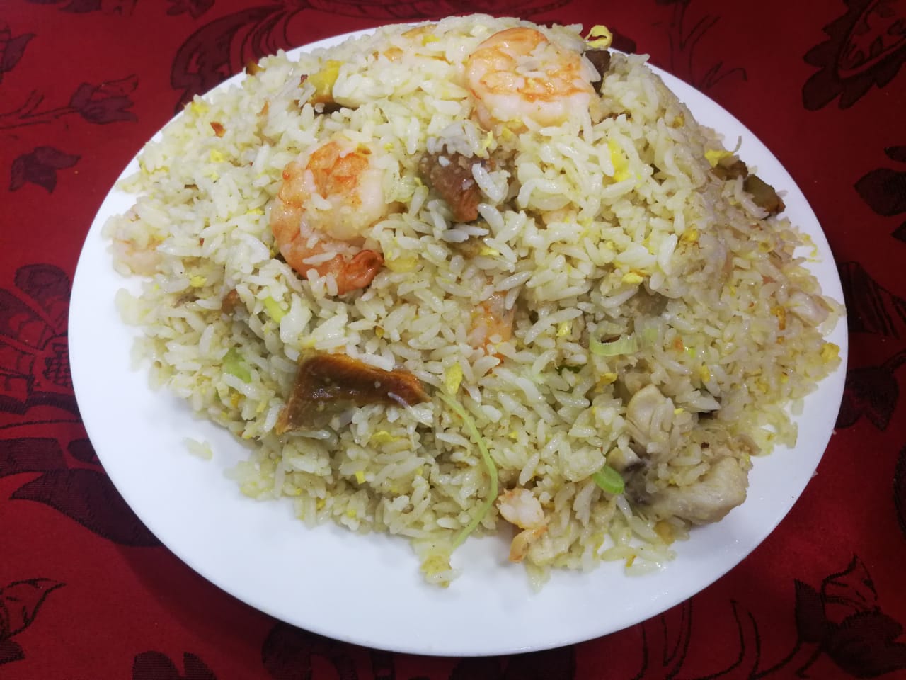Chaulafán cantonés con mezcla de carnes