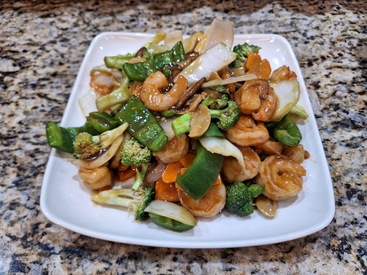 Camarón saltado con hongos y champiñones