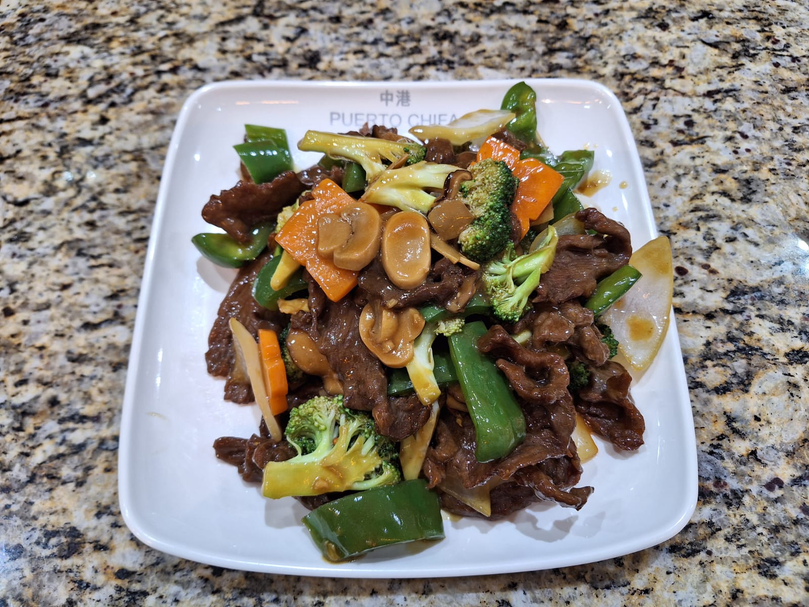 Lomo saltado con hongos frescos y champiñones.