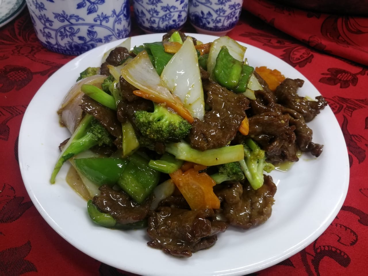 Lomo saltado con verduras frescas.