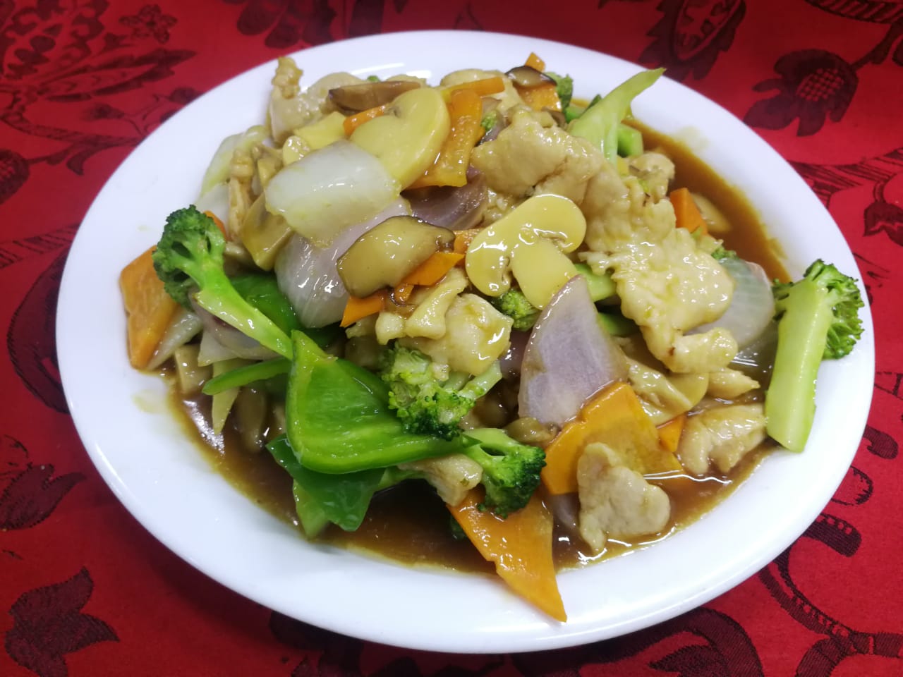 Pollo saltado con hongos frescos y champiñones.