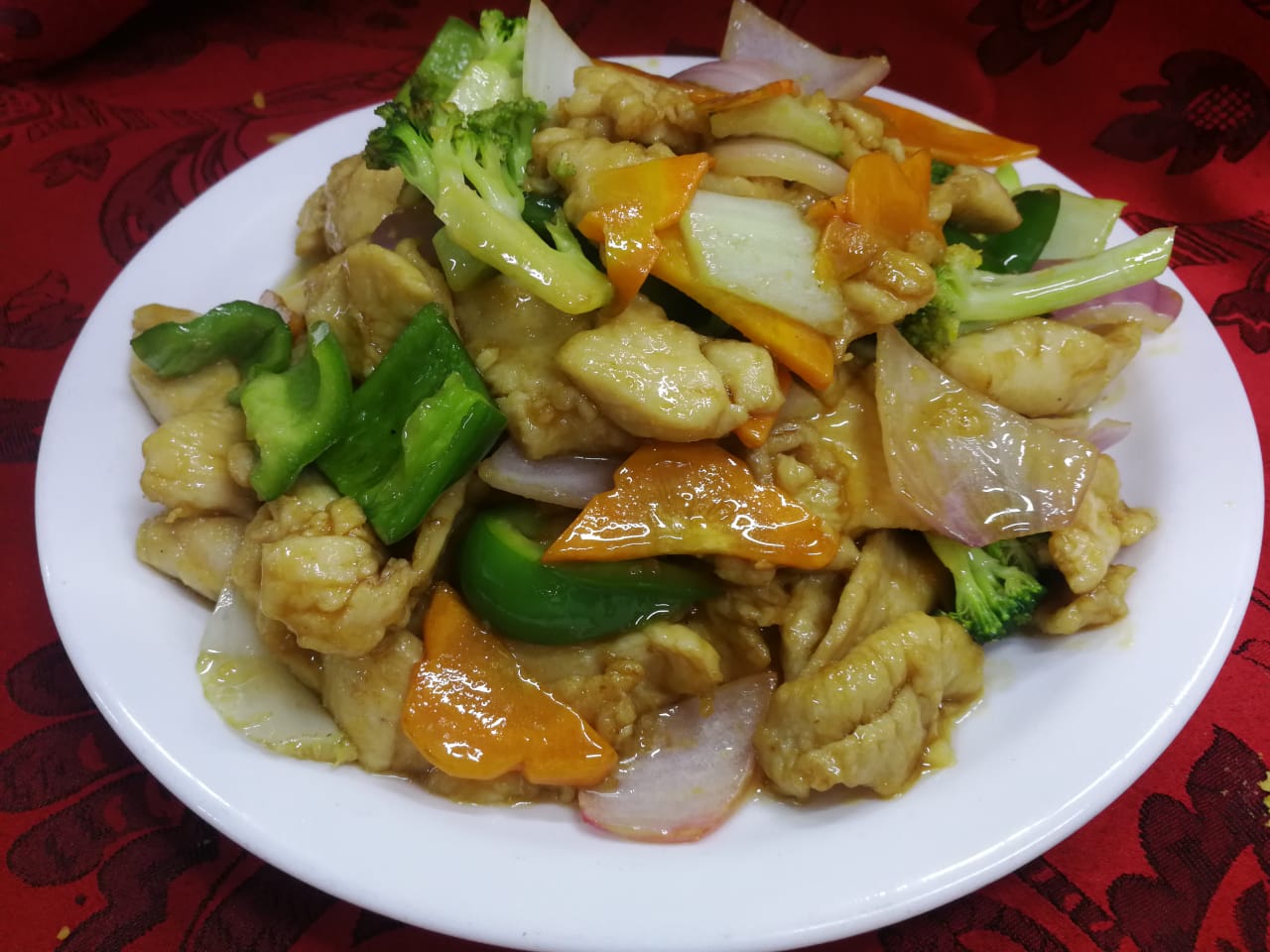Pollo saltado con verduras frescas.