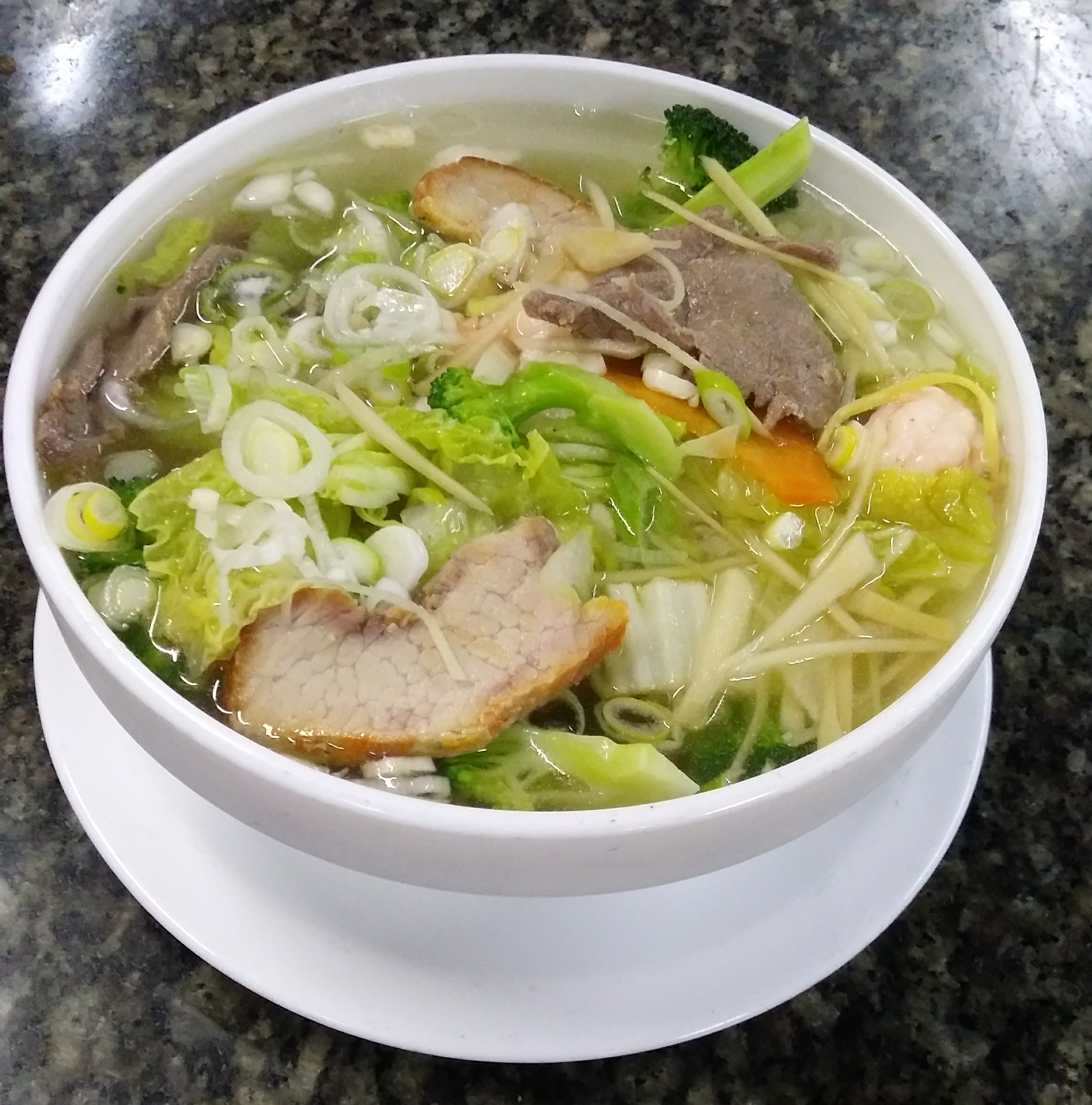 Sopa abundante de chopsyuey, con vegetales y carne.