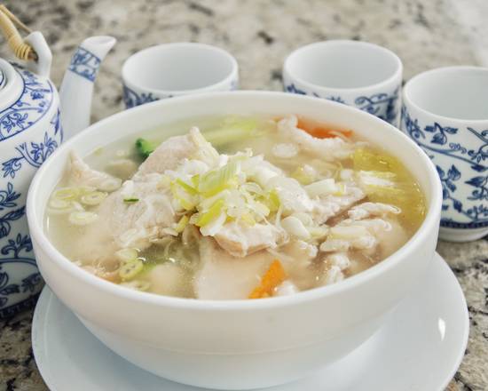 Sopa de pollo caliente con trozos de pollo y verduras.