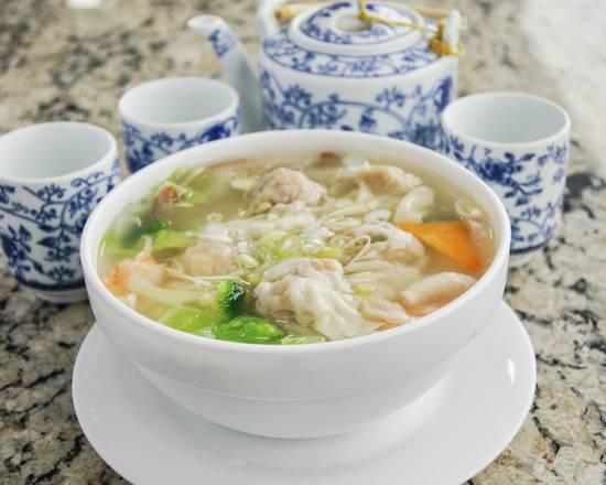 Sopa con wantanes rellenos de carne y verduras.