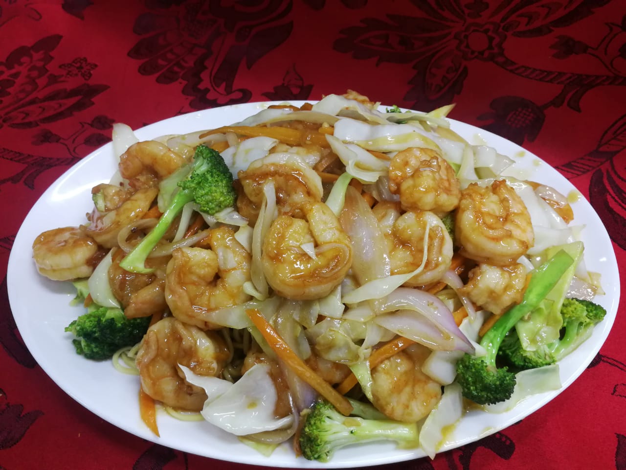 Tallarín saltado con camarón